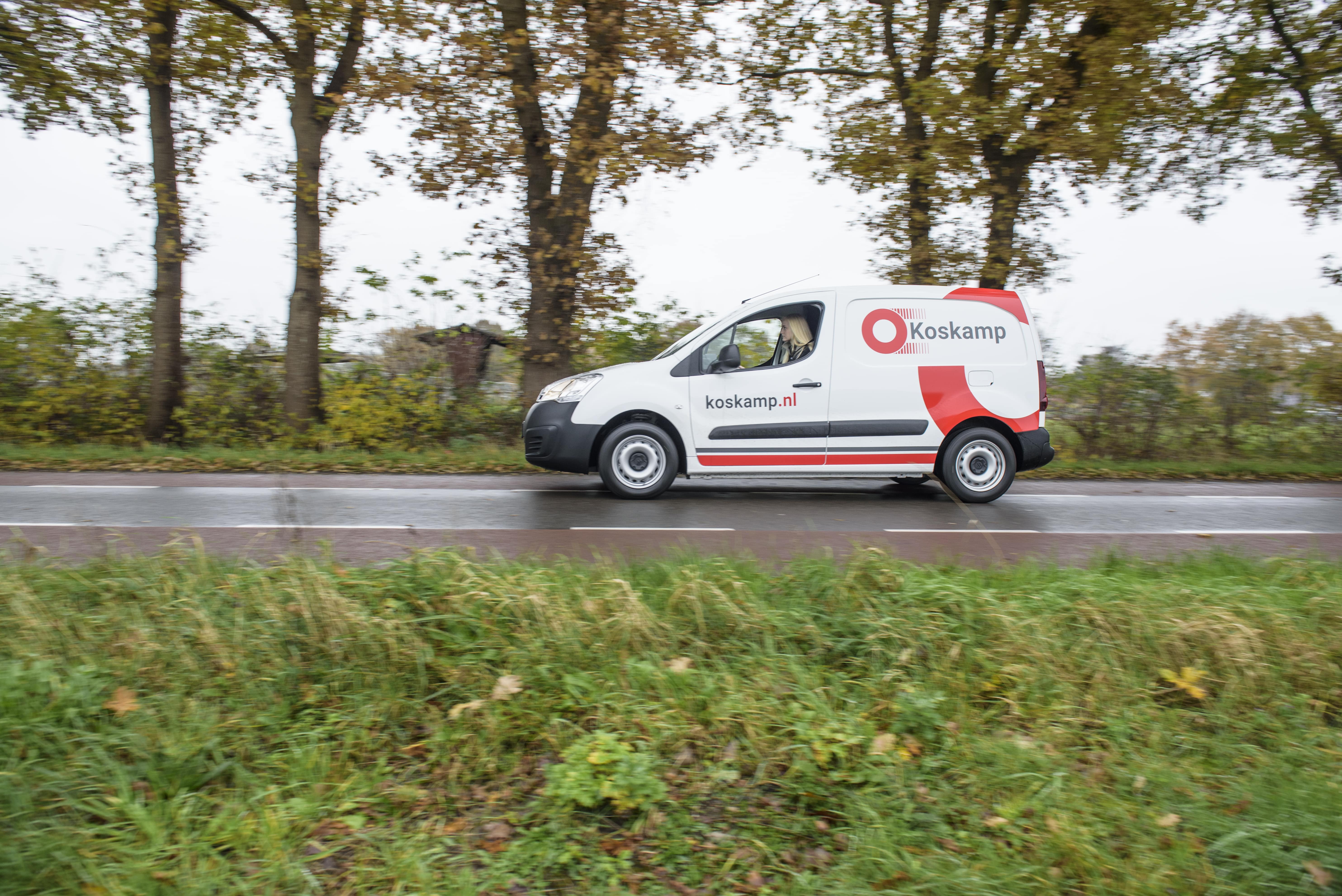 Koskamp auto op de weg