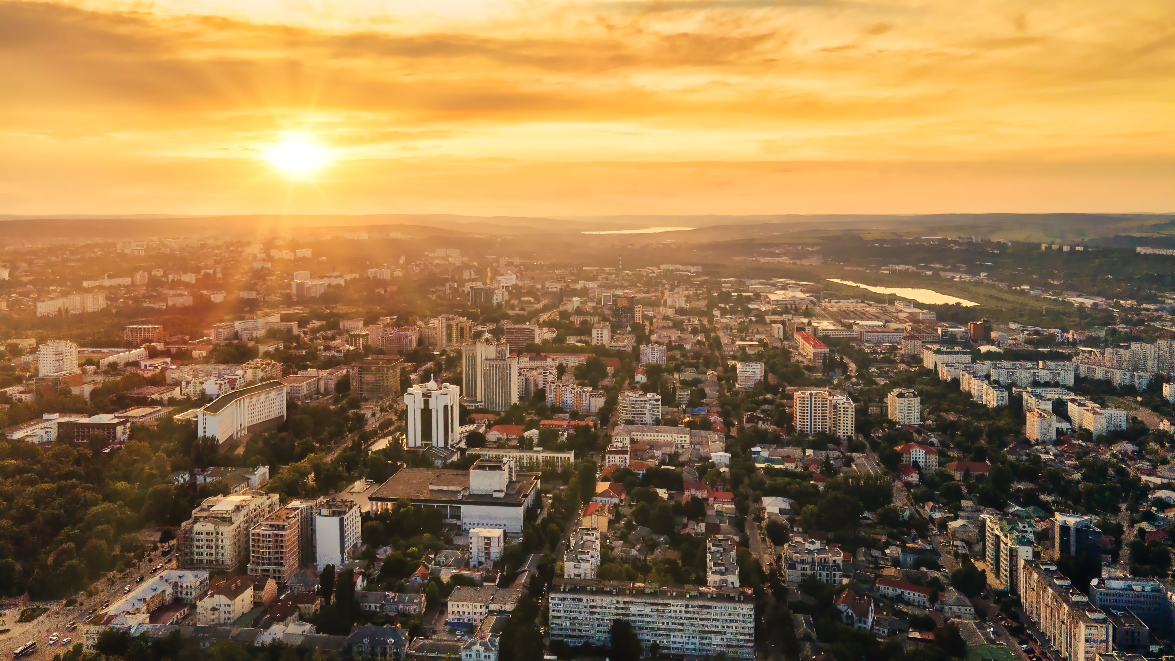 Panorama van de stad met zon