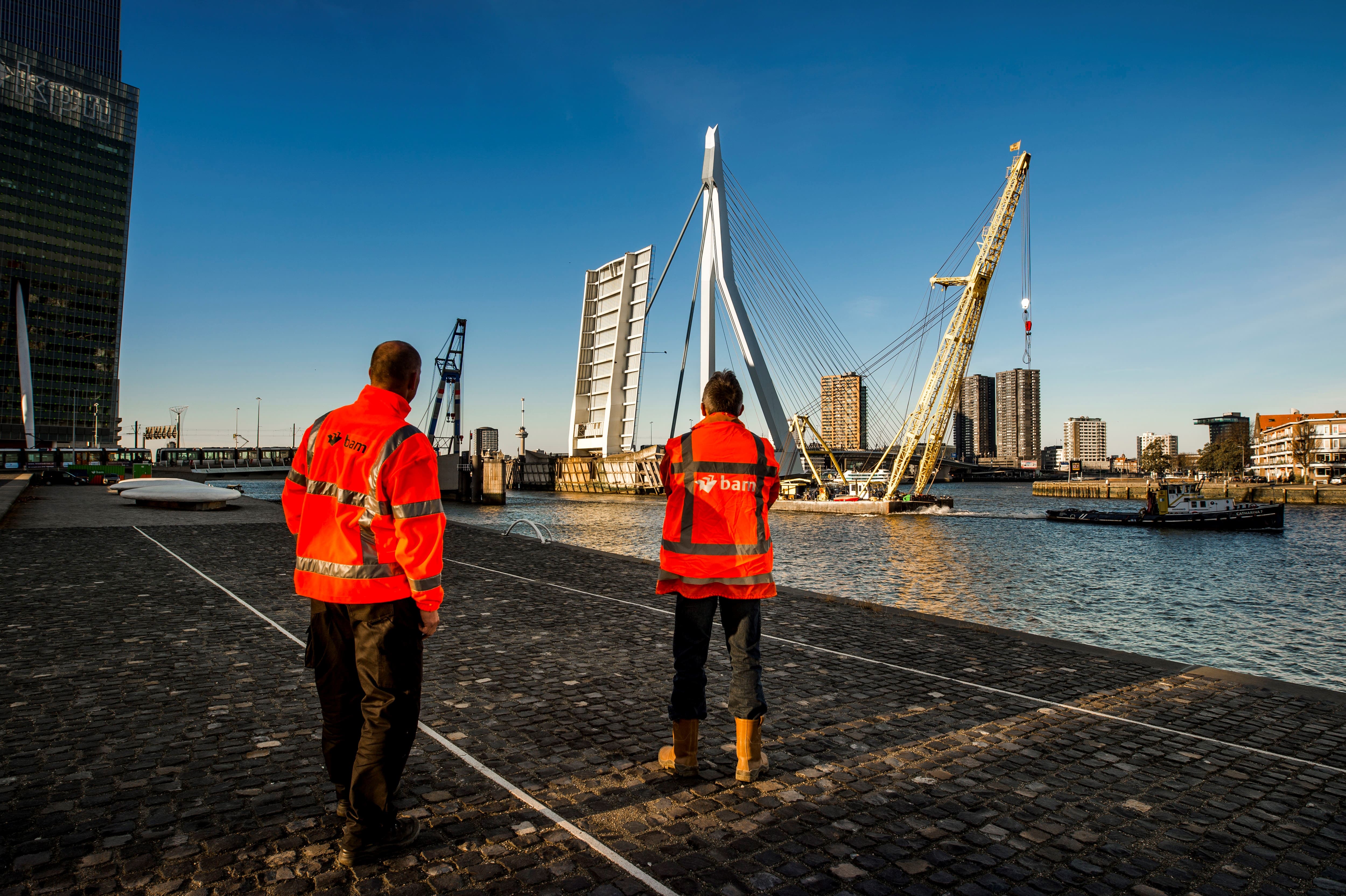 BAM medewerkers bij erasmusbrug