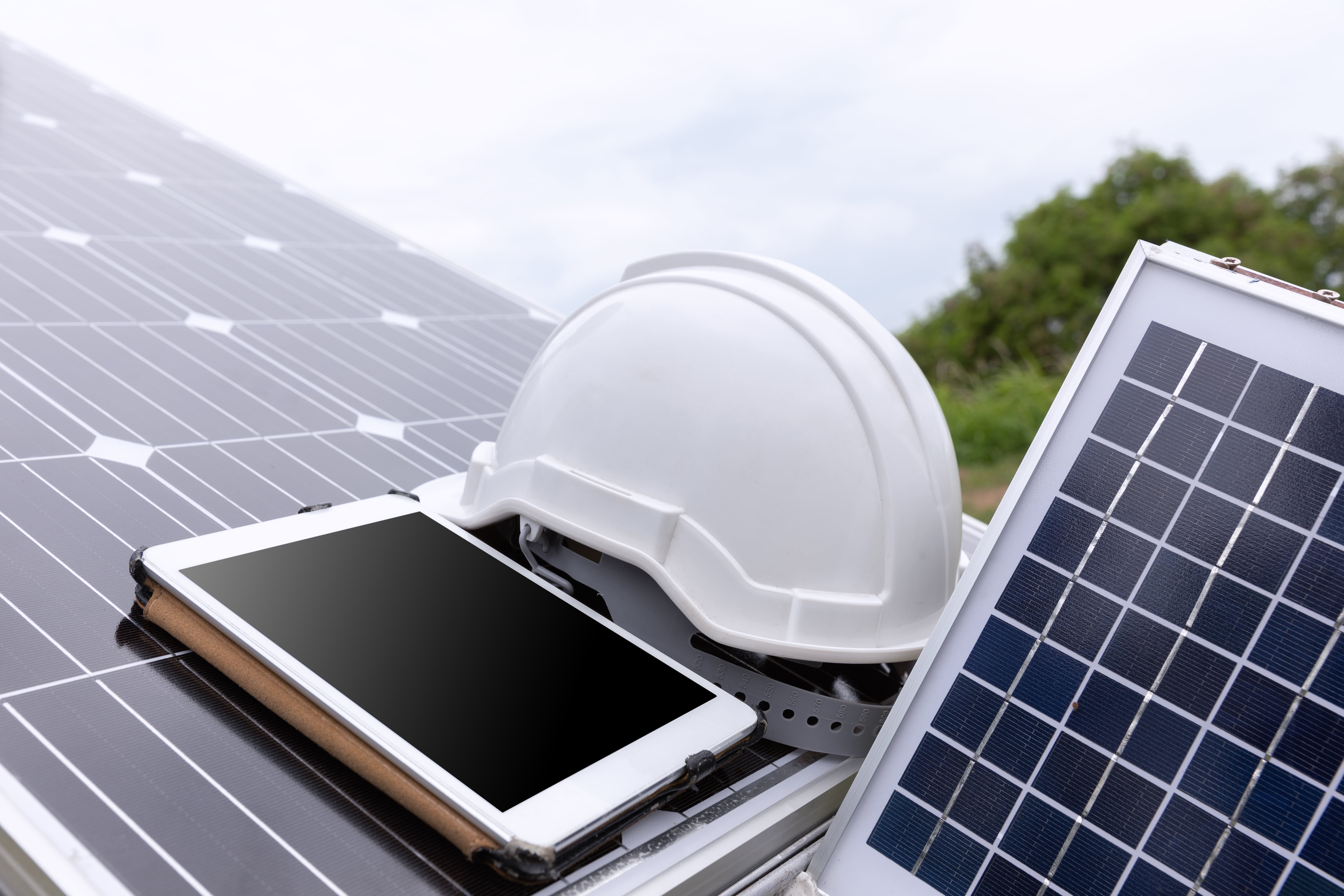 Helmet with tablet on solarpanel